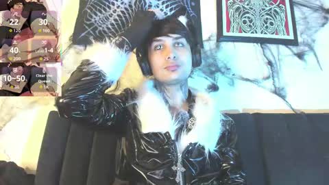 Snapshot of vampiredavyd chatting on October 28, 2:37 am david guzman i model independenthelp me with a thumbs up online show from October 28, 2:37 am