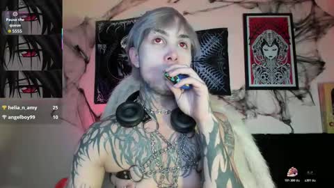 Snapshot of vampiredavyd chatting on November 6, 1:39 am david guzman i model independenthelp me with a thumbs up online show from November 6, 1:39 am