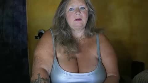 Snapshot of vampwoman chatting on May 4, 7:04 am vampwoman online show from May 4, 7:04 am