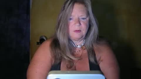 Snapshot of vampwoman chatting on May 8, 5:57 am vampwoman online show from May 8, 5:57 am