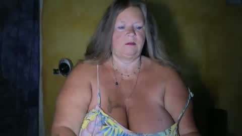 Snapshot of vampwoman chatting on May 18, 5:35 am vampwoman online show from May 18, 5:35 am