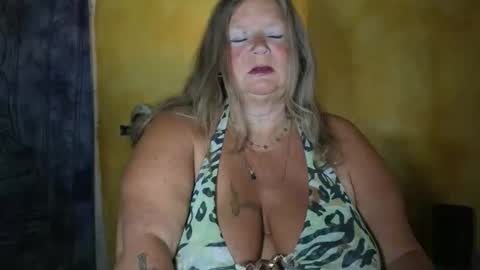 Snapshot of vampwoman chatting on May 20, 7:03 am vampwoman online show from May 20, 7:03 am