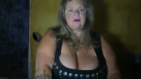 Snapshot of vampwoman chatting on May 24, 5:45 am vampwoman online show from May 24, 5:45 am