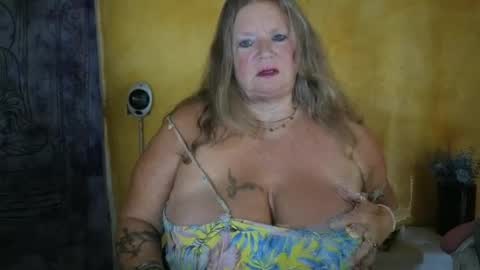Snapshot of vampwoman chatting on June 14, 8:16 am vampwoman online show from June 14, 8:16 am