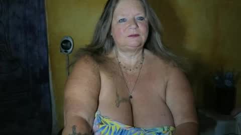Snapshot of vampwoman chatting on June 21, 5:32 am vampwoman online show from June 21, 5:32 am