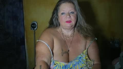 Snapshot of vampwoman chatting on June 22, 5:04 am vampwoman online show from June 22, 5:04 am