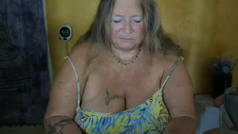 Snapshot of vampwoman chatting on June 25, 7:57 am vampwoman online show from June 25, 7:57 am