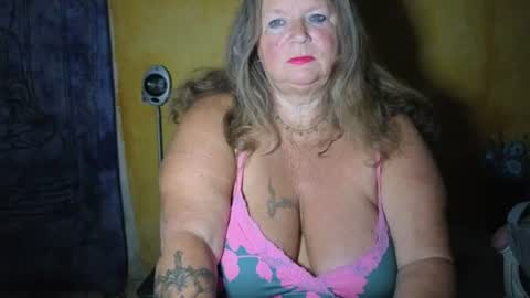 Snapshot of vampwoman chatting on June 30, 4:57 am vampwoman online show from June 30, 4:57 am