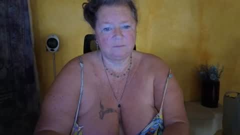 Snapshot of vampwoman chatting on July 23, 7:17 am vampwoman online show from July 23, 7:17 am