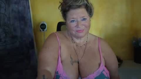 Snapshot of vampwoman chatting on July 25, 7:50 am vampwoman online show from July 25, 7:50 am