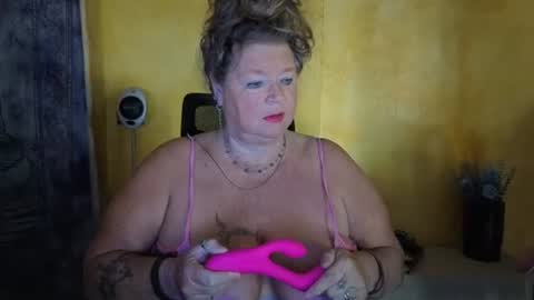 Snapshot of vampwoman chatting on July 26, 7:37 am vampwoman online show from July 26, 7:37 am