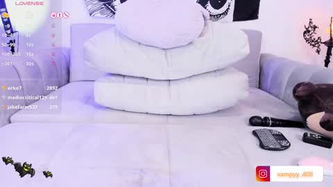 Snapshot of vampyy_doll chatting on February 21, 6:29 am Please help me to reach 300 thumbs up online show from February 21, 6:29 am