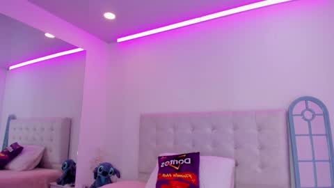 Snapshot of vanessa_cruz_18 chatting on May 15, 9:33 pm Vane online show from May 15, 9:33 pm