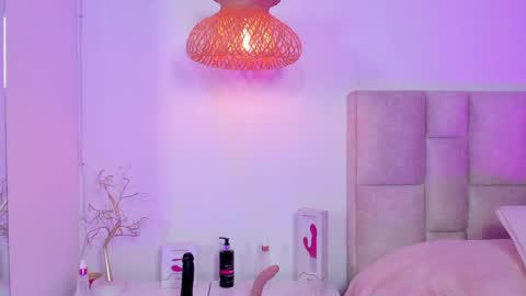 Snapshot of vanessa_cruz_18 chatting on June 5, 8:47 pm Vane online show from June 5, 8:47 pm