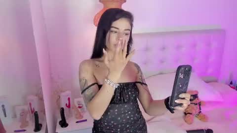 Snapshot of vanessa_cruz_18 chatting on July 22, 10:56 pm Vane online show from July 22, 10:56 pm