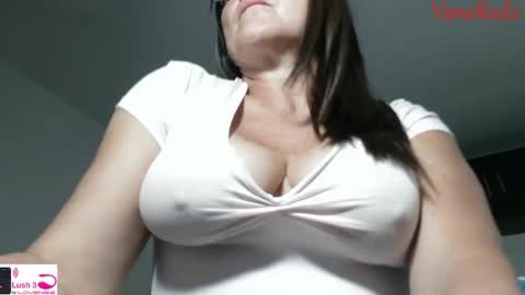 Snapshot of vanessared2 chatting on October 6, 1:36 am Vanesared2 online show from October 6, 1:36 am