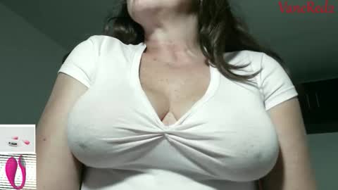 Snapshot of vanessared2 chatting on December 18, 12:27 am Vanesared2 online show from December 18, 12:27 am