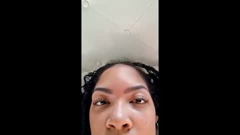 vanessareign online show from October 4, 3:32 pm