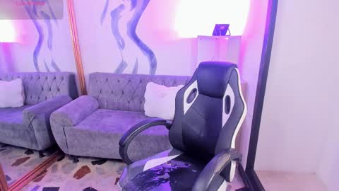 vanessascott_ online show from March 10, 5:45 am