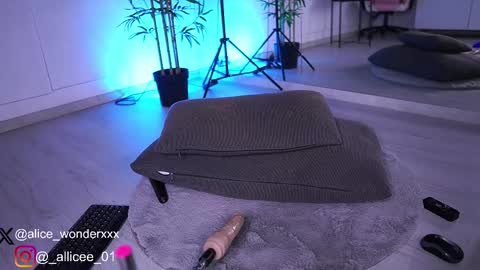 Vanessa Simon online show from March 10, 9:32 am