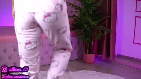 Vanessa Simon online show from September 14, 6:01 am