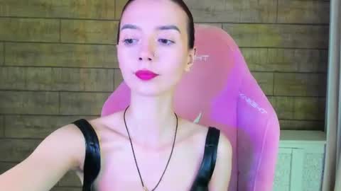 Snapshot of vanessavienne chatting on June 13, 5:11 pm VanessaVienne online show from June 13, 5:11 pm