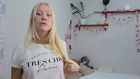 Snapshot of vanillaecho chatting on October 19, 2:29 pm Megan online show from October 19, 2:29 pm