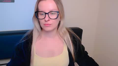 Snapshot of vanillaex_ chatting on October 13, 6:35 am Mia online show from October 13, 6:35 am