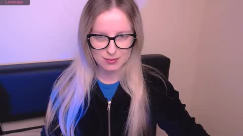 Snapshot of vanillaex_ chatting on October 23, 6:45 am Mia online show from October 23, 6:45 am