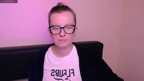 Snapshot of vanillaex_ chatting on October 25, 7:49 am Mia online show from October 25, 7:49 am