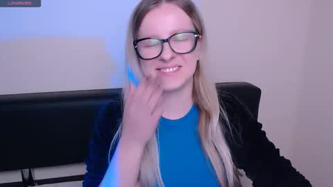 Snapshot of vanillaex_ chatting on October 28, 7:45 am Mia online show from October 28, 7:45 am