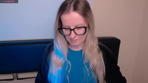 Snapshot of vanillaex_ chatting on October 30, 8:05 am Mia online show from October 30, 8:05 am