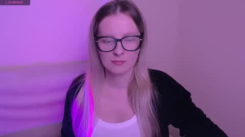 Snapshot of vanillaex_ chatting on November 6, 8:04 am Mia online show from November 6, 8:04 am