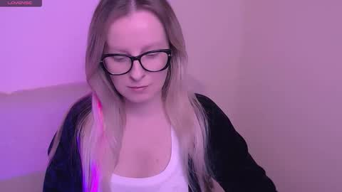 Snapshot of vanillaex_ chatting on November 10, 8:02 am Mia online show from November 10, 8:02 am