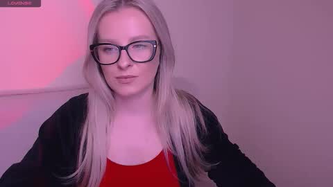 Snapshot of vanillaex_ chatting on November 15, 8:00 am Mia online show from November 15, 8:00 am