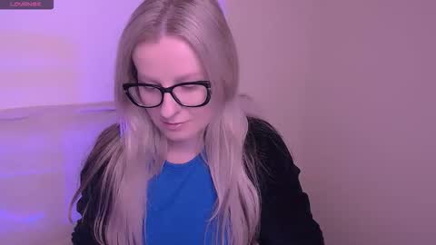 Snapshot of vanillaex_ chatting on November 19, 7:52 am Mia online show from November 19, 7:52 am