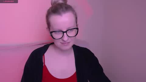 Snapshot of vanillaex_ chatting on November 21, 6:45 am Mia online show from November 21, 6:45 am