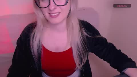 Snapshot of vanillaex_ chatting on December 3, 8:00 am Mia online show from December 3, 8:00 am