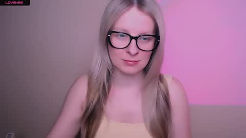 Mia online show from May 1, 11:48 am