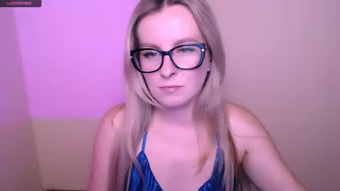 Snapshot of vanillaex_ chatting on June 11, 4:38 pm Mia online show from June 11, 4:38 pm