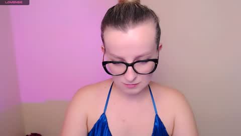 Snapshot of vanillaex_ chatting on June 15, 1:35 pm Mia online show from June 15, 1:35 pm