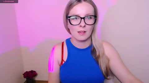 Snapshot of vanillaex_ chatting on June 18, 7:19 am Mia online show from June 18, 7:19 am