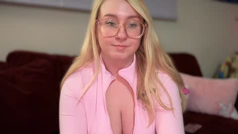 Snapshot of vanillapuddingpie chatting on February 4, 3:44 am vanillapuddingpie online show from February 4, 3:44 am