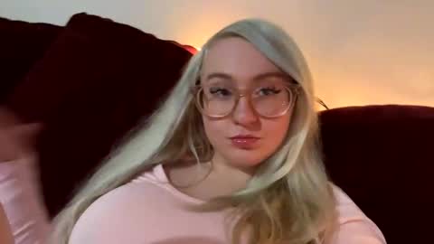 Snapshot of vanillapuddingpie chatting on November 17, 3:23 am vanillapuddingpie online show from November 17, 3:23 am