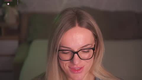 Sophie online show from April 25, 2:25 am
