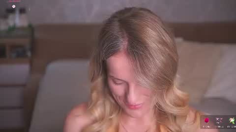 Snapshot of vanille_mystery chatting on June 15, 10:01 pm Sophie online show from June 15, 10:01 pm