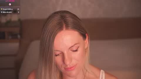 Snapshot of vanille_mystery chatting on July 3, 11:22 pm Sophie online show from July 3, 11:22 pm