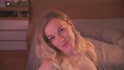 Snapshot of vanille_mystery chatting on July 13, 10:45 pm Sophie online show from July 13, 10:45 pm