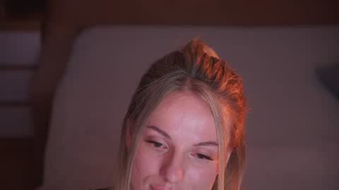 Snapshot of vanille_mystery chatting on July 21, 10:23 pm Sophie online show from July 21, 10:23 pm