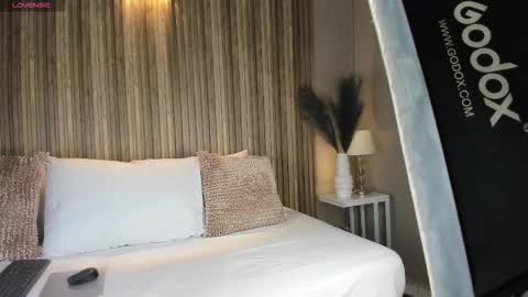 V A N N E S A   online show from October 23, 11:31 am